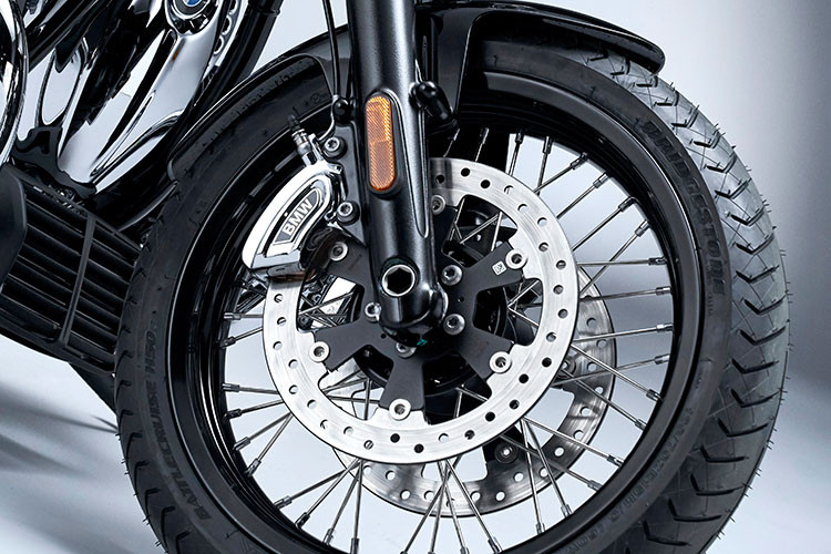 Xe còn được trang bị hệ thống chống bó cứng phanh tiên tiến Part-integral ABS, chìa khóa thông minh Keyless Ride, hỗ trợ lùi xe Reverse Assist giúp người điều khiển tận hưởng trọn vẹn cảm xúc cầm lái. Xe còn được trang bị ba chế độ lái tiêu chuẩn gồm Rain, Roll và Rock với độ nhạy tay ga, hệ thống cân bằng điện tử ASC và kiểm soát lực kéo động cơ MSR tinh chỉnh để phù hợp từng phong cách lái xe khác nhau.