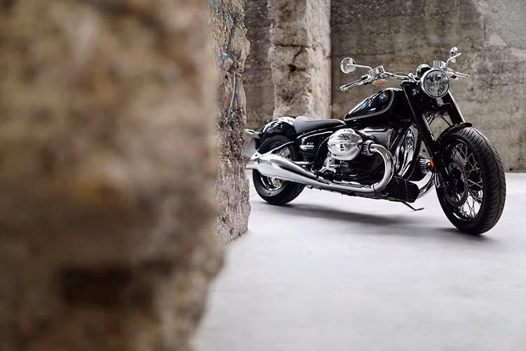 BMW R 18 tạo ấn tượng cổ điển từ ánh nhìn đầu tiên song vẫn hội tụ đầy đủ các yếu tố công nghệ, hiệu suất mạnh mẽ của một chiếc mô tô hiện đại. Ngoại hình R 18 bề thế, phóng khoáng với phần thân dài 2.440 mm. Gắp sau kết nối trực tiếp với khung chính bằng ốc vít tương tự như BMW R 5, tạo nên kết nối liền mạch làm chiếc xe trở nên cứng cáp và đồng nhất.