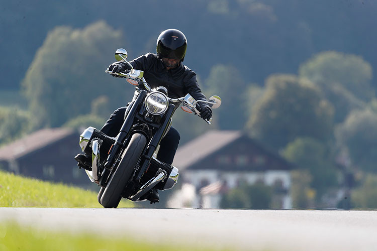 So với bản Tiêu chuẩn, phiên bản giới hạn First Edition khác biệt với nhiều phụ kiện chrome sáng bóng như ốp lốc máy, ốp cùm phanh, tay phanh và côn, gương chiếu hậu làm nổi bật cá tính. Logo BMW bằng thép trên yên xe cùng logo “First Edition” trên chìa khóa và hông xe giúp tôn lên vẻ đẹp sang trọng và độc nhất. Đặc biệt, đường sơn sọc đôi trắng được vẽ bằng tay chạy dọc thân xe và bình xăng hình giọt nước mang đậm dấu ấn của BMW R 5 huyền thoại.