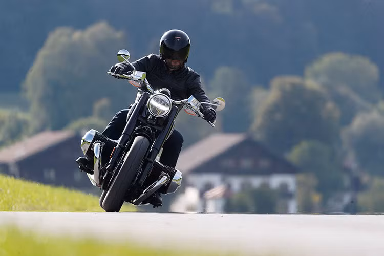 So với bản Tiêu chuẩn, phiên bản giới hạn First Edition khác biệt với nhiều phụ kiện chrome sáng bóng như ốp lốc máy, ốp cùm phanh, tay phanh và côn, gương chiếu hậu làm nổi bật cá tính. Logo BMW bằng thép trên yên xe cùng logo “First Edition” trên chìa khóa và hông xe giúp tôn lên vẻ đẹp sang trọng và độc nhất. Đặc biệt, đường sơn sọc đôi trắng được vẽ bằng tay chạy dọc thân xe và bình xăng hình giọt nước mang đậm dấu ấn của BMW R 5 huyền thoại.