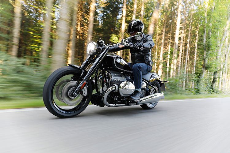 Được biết, R18 2021 sẽ được bán ra tại Việt Nam với hai phiên bản, gồm bản Base và bản First Edition. Trong đó, giá xe BMW R 18 2021 mới bản Tiêu chuẩn khởi điểm ở mức 929 triệu đồng, trong khi đó phiên bản đặc biệt First Edition sẽ có giá bán 1,039 tỷ đồng. Được biết, phiên bản R18 First Edition sẽ chỉ sản xuất trong năm đầu tiên ra mắt.