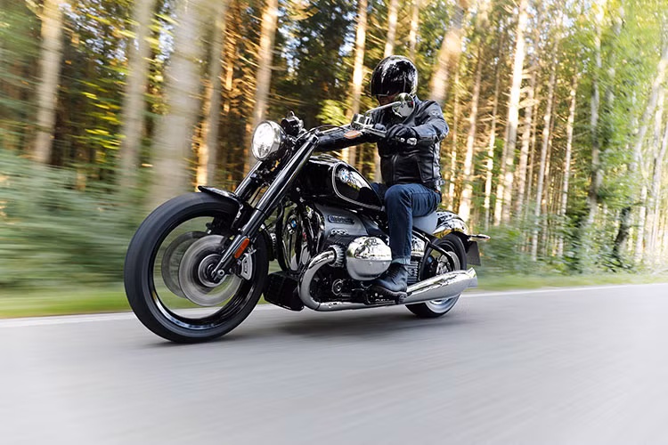 Được biết, R18 2021 sẽ được bán ra tại Việt Nam với hai phiên bản, gồm bản Base và bản First Edition. Trong đó, giá xe BMW R 18 2021 mới bản Tiêu chuẩn khởi điểm ở mức 929 triệu đồng, trong khi đó phiên bản đặc biệt First Edition sẽ có giá bán 1,039 tỷ đồng. Được biết, phiên bản R18 First Edition sẽ chỉ sản xuất trong năm đầu tiên ra mắt.