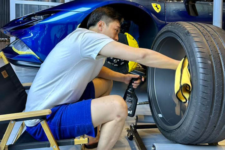 Vào đầu tháng 10 này, giới mê xe khá vui mừng khi loạt hình ảnh doanh nhân Nguyễn Quốc Cường, hay còn gọi là Cường Đô la cùng bạn bè đi xem chiếc siêu xe mui trần Ferrari SF90 Spider màu xanh dương mà mình đặt mua khá lâu mới về nước. Ferrari SF90 Spider của Cường Đô la là một trong hai chiếc đang có mặt tại Việt Nam.