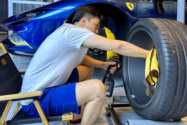 Vào đầu tháng 10 này, giới mê xe khá vui mừng khi loạt hình ảnh doanh nhân Nguyễn Quốc Cường, hay còn gọi là Cường Đô la cùng bạn bè đi xem chiếc siêu xe mui trần Ferrari SF90 Spider màu xanh dương mà mình đặt mua khá lâu mới về nước. Ferrari SF90 Spider của Cường Đô la là một trong hai chiếc đang có mặt tại Việt Nam.