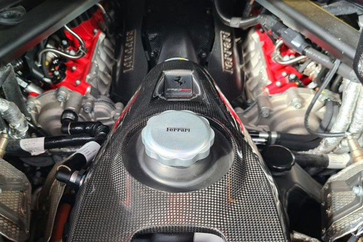 Ngoài ra xe còn có nút eManettino để người lái chọn 4 chế độ vận hành mới như eDrive cho phép xe chạy trong nội thành thoải mái nhất, chế độ Hybrid mặc định sẽ tối ưu hóa khả năng tiết kiệm xăng của động cơ, Performance sẽ cho phép xe lúc nào cũng sử dụng động cơ V8 và Qualify cho phép SF90 Spider ưu tiên hiệu suất vận hành hơn việc sạc pin, lúc này, mô-tơ điện sẽ sản sinh công suất tối đa. 