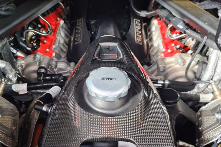 Ngoài ra xe còn có nút eManettino để người lái chọn 4 chế độ vận hành mới như eDrive cho phép xe chạy trong nội thành thoải mái nhất, chế độ Hybrid mặc định sẽ tối ưu hóa khả năng tiết kiệm xăng của động cơ, Performance sẽ cho phép xe lúc nào cũng sử dụng động cơ V8 và Qualify cho phép SF90 Spider ưu tiên hiệu suất vận hành hơn việc sạc pin, lúc này, mô-tơ điện sẽ sản sinh công suất tối đa. 