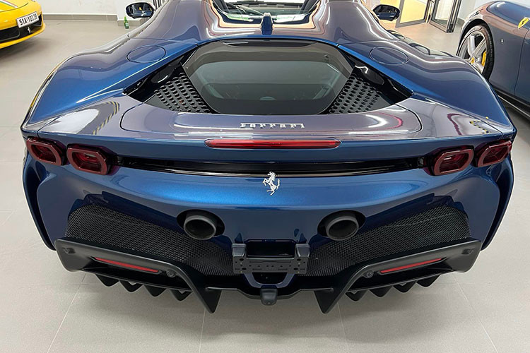 Một số thông tin bên lề cho rằng, Cường Đô la phải chi ra hơn 46 tỷ đồng để sở hữu siêu xe mui trần Ferrari SF90 Spider có số lượng chỉ mới 2 chiếc tại Việt Nam. Xe mang ngoại thất màu xanh dương, bộ áo mà vợ của Cường Đô la rất yêu thích.