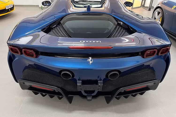 Một số thông tin bên lề cho rằng, Cường Đô la phải chi ra hơn 46 tỷ đồng để sở hữu siêu xe mui trần Ferrari SF90 Spider có số lượng chỉ mới 2 chiếc tại Việt Nam. Xe mang ngoại thất màu xanh dương, bộ áo mà vợ của Cường Đô la rất yêu thích.