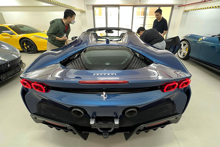 Ferrari SF90 Spider được trang bị hệ truyền động plug-in-hybrid gồm động cơ V8 4.0L tăng áp kép sản sinh công suất 796 mã lực và ba động cơ điện – hai ở trục trước và một ở phía sau, nâng tổng sức mạnh đạt được lên đến 986 mã lực và mô-men xoắn cực đại 800 Nm. Nhờ đó, xe có thể tăng tốc từ 0-100 km/h chỉ trong 2,5 giây và mất 7,0 giây từ 0-200 km/h.