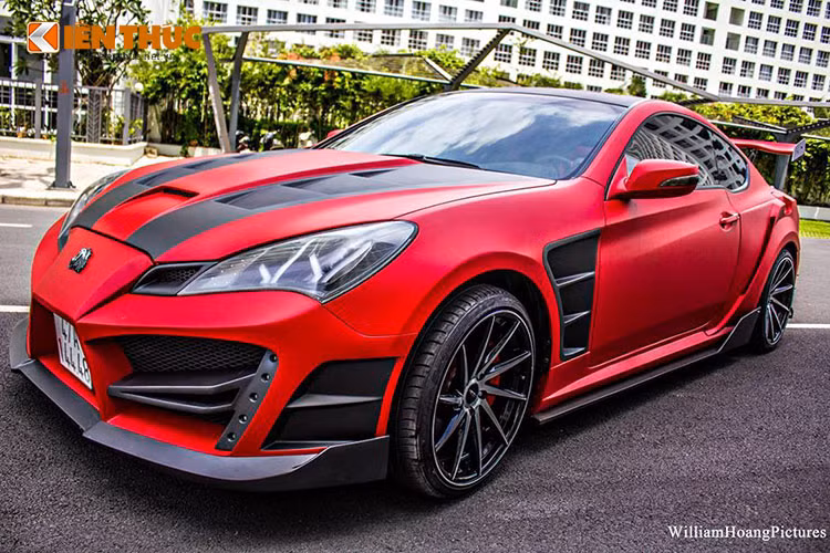 Đây cũng là phong cách rất được các chủ xe sở hữu Hyundai Genesis Coupe tại Việt Nam ưa chuộng. Với bộ cửa cắt kéo cùng phần đầu thiết kế cực kỳ hầm hố, chiếc xe thể thao đến từ Hàn Quốc trở nên dữ dằn và mạnh mẽ, lạ mắt hơn trước rất nhiều.