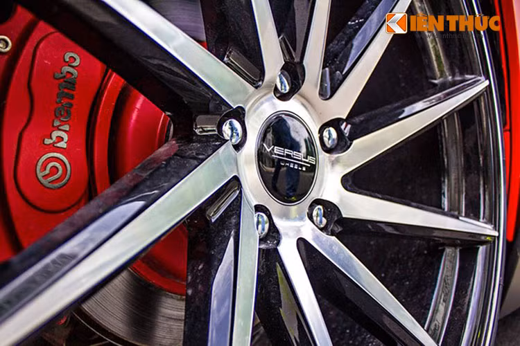  Bộ mâm thể thao 20 hàng hiệu Versus cắt CNC đa chấu dạng kim đồng hồ được trang bị khá độc đáo. Kẹp phanh mang thương hiệu Brembo "sẹc tông" với ngoại thất của chiếc "xế độ hàng khủng" này.