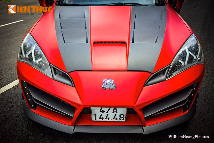 Ngoài bộ cửa cắt kéo như siêu xe Lamborghini, Hyundai Genesis Coupe còn được những người thợ Sài Thành khoác lên mình một số đồ chơi khác, đặc biệt là phần đầu được cắt, gọt trang trí dàn đèn led độc đáo.