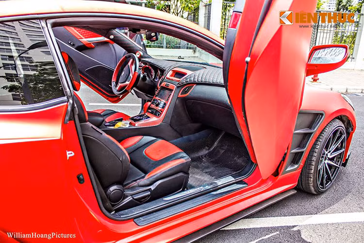 Ngoài cửa 'cắt kéo", phần hốc bánh xe phía sau có khe hở bên trong, đây là kiểu thiết kế khí động học thường thấy trên những siêu xe đắt tiền.