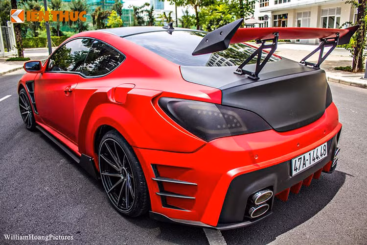 Đuôi xe ngoài việc trang bị thêm cánh gió độ khiến nó mạnh mẽ hơn, gầm xe còn được gắn thêm 2 cặp ống xả tròn thể thao. Dải đèn LED chiếu sáng ban ngày cũng được trang trí cực kỳ bắt mắt phía đuôi xe.