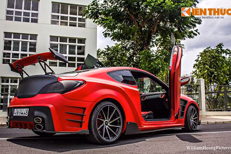  Bên cạnh đó, "siêu xe" thể thao bình dân cũng được sơn lại ngoại thất với màu đỏ sần đầy cá tính cùng các rãnh thông gió mới được thiết kế bắt mắt.