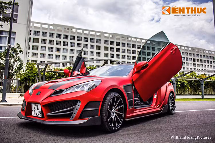 Chiếc xe độ này sở hữu bộ cửa được nhập từ hãng Vertical Door của Mỹ về Việt Nam. Để có thể làm được kiểu cửa này, ngoài bộ bản lề có module mở lên, mỗi bên cánh cần có thêm một cây phuộc thủy lực để hỗ trợ nâng cửa, đồng thời hệ thống dây điện cũng phải được nối thêm cho dài hơn.