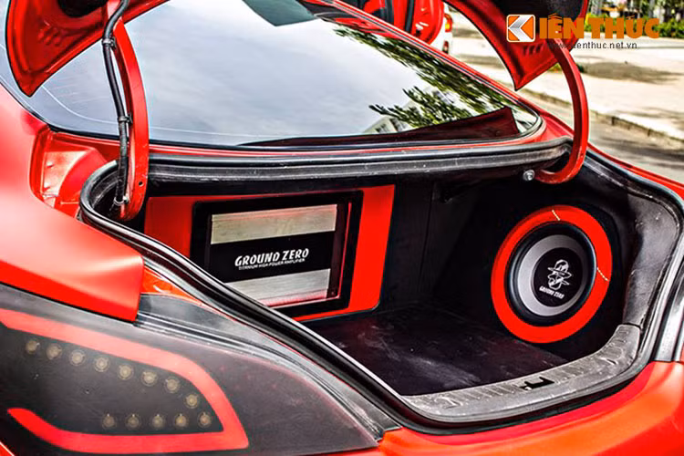 Ở phần cốp sau, chủ nhân còn mạnh tay độ thêm dan âm thanh hàng hiệu được thiết kế vô cùng độc đáo, gọn gàng. Đặc biệt, dàn âm thanh này được thiết kế với tông màu khá phù hợp với nội, ngoại thất của chiếc xe.