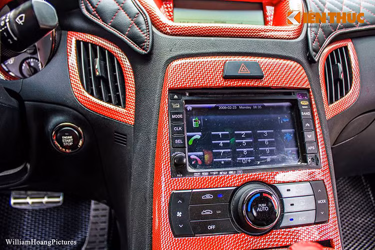 Mặt táp lô, các hốc gió máy lạnh, panel audio hay vô-lăng cũng được cách điệu tone/tone theo đúng ý của chủ nhân, sao cho phù hợp với ngoại thất.