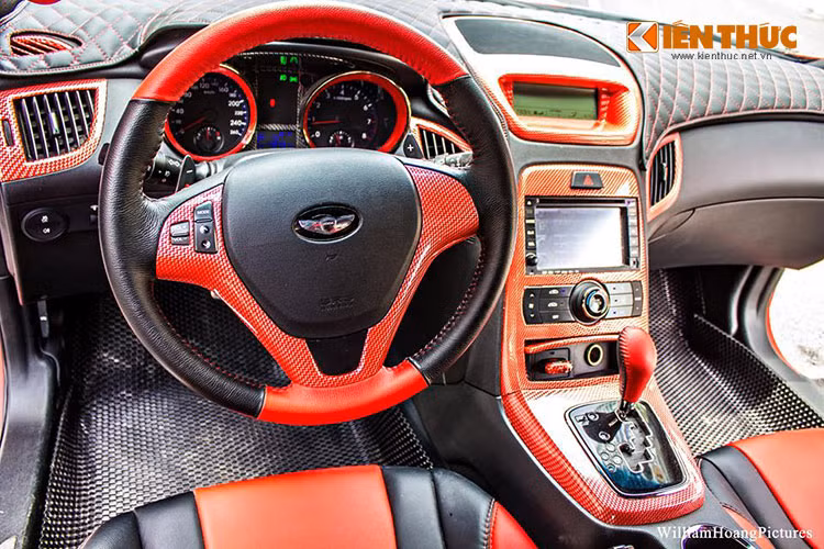 Bên trong nội thất, chủ xe cũng khá mạnh tay khi "bạo chi" cho chiếc xe của mình hàng loạt chi tiết "sẹc tông' với ngoại thất bằng hai màu đỏ, đen.