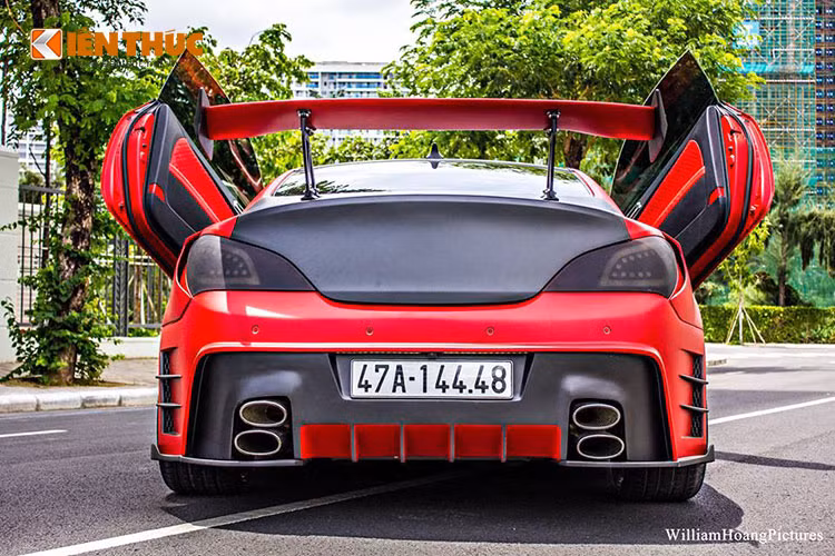 Nắp ca pô được xẻ rãnh tản nhiệt mang phong cách hầm hố, thể thao. Các hốc gió cũng được "chế cháo" khiến tổng thể phần đầu xe thay đổi hoàn toàn so với nguyên bản. Dàn đèn xe được độ phong cách siêu xe nhà Lamborghini với chữ V kép.