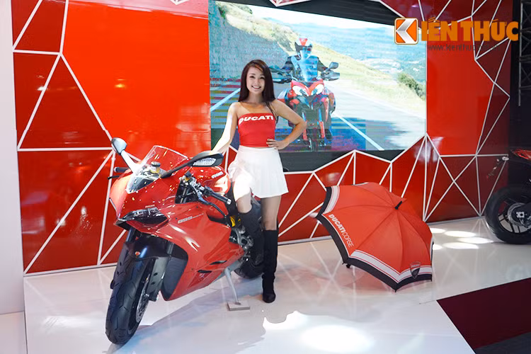 Nhưng đó không phải vấn đề lớn khi sắc đỏ của hai mẫu xe chủ đạo 899 Panigale nổi bật trên vị trí sàn diễn của Ducati Việt Nam tại VIMS 2015.