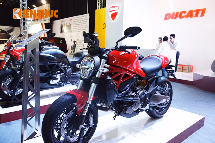 Monster 821 vừa ra mắt vào cuối tháng 5 vừa qua. Xe sở hữu khối động cơ 821cc cho công suất cực đại 112 mã lực và có giá bán khoảng trên 400 triệu đồng tại Việt Nam.