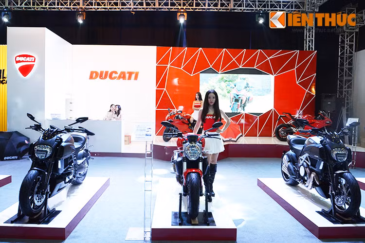 Gian hàng của Ducati Việt Nam bao gồm: mẫu nakedbike vừa ra mắt Monster 821, Hypermotard, Hyperstrada, Diavel bản Base và chiếc sportbike 899 Panigale.