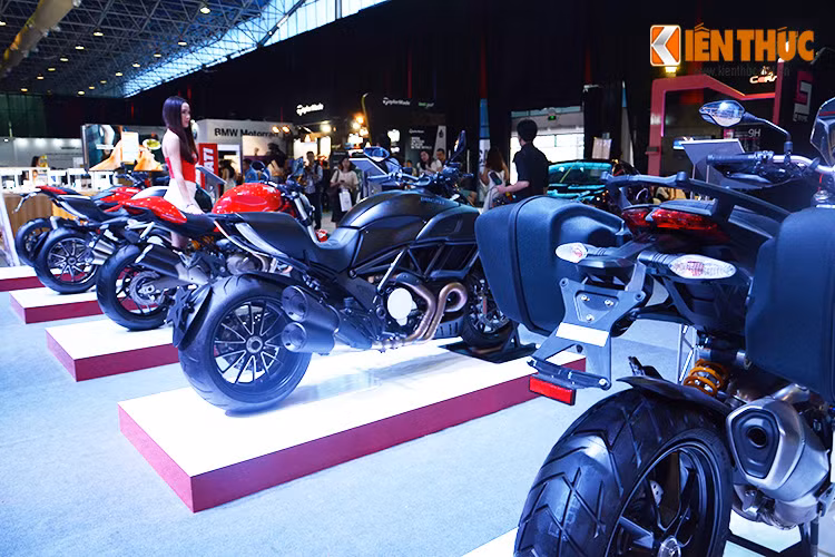 Những mẫu xe của Ducati xuất hiện đã đem lại sự hứng khởi cho khách tham quan khi mà họ đang bị ngộp thở trước hơn 100 mẫu xe 4 bánh nhập khẩu có mặt.