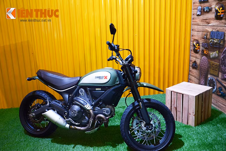 Bản Icon và Full Throttle sử dụng vành đúc trong khi Urban Scrambler sử dụng vành tăm. Xe có giá bán từ 330 triệu đồng tại Việt Nam.