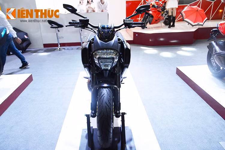 "Gã cơ bắp" Diavel bản base với khối động cơ dung tích 1198,4cc cho công suất lên tới 162 mã lực với giá bán 670 triệu đồng hiện diện tại gian hàng.