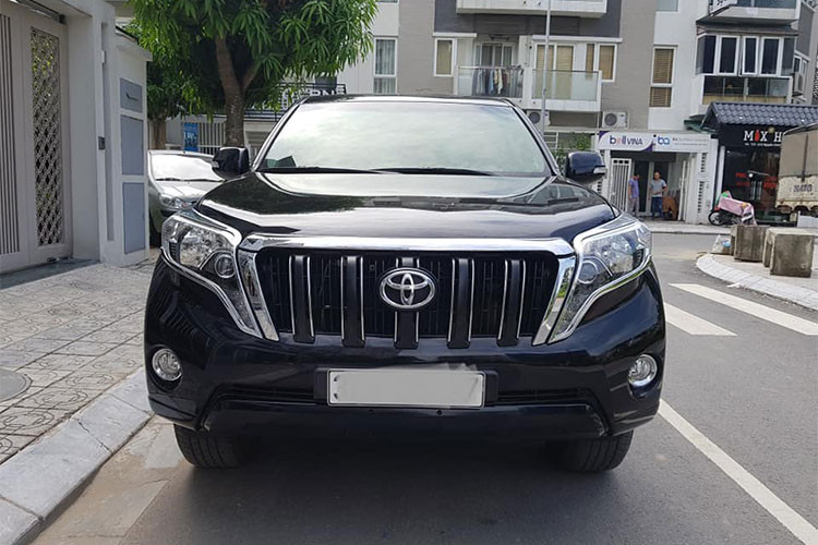 Nổi bật nhất ở ngoại thất chính là cụm đèn pha LED thiết kế hình boomerang, đi kènm tính năng cân bằng góc chiếu tự động, kết hợp với lưới tản nhiệt mạ chrome cỡ lớn. Do đó, tổng thể đầu xe thể thao và cứng cáp, đậm chất việt dã của những mẫu SUV cỡ lớn của hãng xe ôtô Toyota.