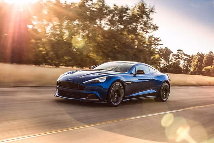 Những chiếc Aston Martin Vanquish S sẽ bắt đầu đến tay khách hàng từ năm sau 2017. Được biết, Aston Martin Vanquish S có cả 2 kiểu dáng coupe và mui trần mang tên Volante. Vanquish S có giá bán lẻ đề xuất từ 199.950 bảng Anh (ở Anh quốc), 262.950 euro ở thị trường Đức và 294.950 USD ở thị trường Mỹ.