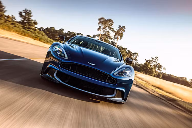 Aston Martin Vanquish hiện đang ở thế hệ thứ 2 của dòng xe, với bản coupe giới thiệu cuối 2012 và bản mui trần Volante giới thiệu giữa năm 2013. Phiên bản Vanquish S 2018 thế hệ thứ 2 này được Aston Martin áp dụng cho cả phiên bản Coupe và Volante. 