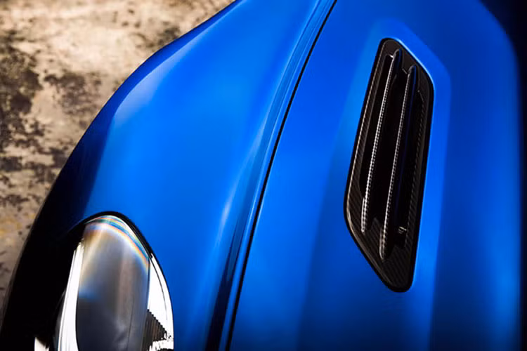 Trái tim sức mạnh cho Vanquish S nằm ở động cơ nạp khí tự nhiên V12 6.0L được đẩy công suất lên 600PS (ở bản tiêu chuẩn là 573PS) nhờ thay đổi chủ yếu từ hệ thống nạp và cổ góp. Động cơ kết hợp với hộp số thể thao 8 cấp Touchtronic III cho thời gian sang số cực nhanh, linh hoạt. 