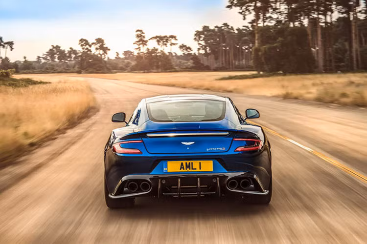 Aston Martin Vanquish S 2018 cũng không khác biệt quá nhiều so với trước đây, xe sở hữu thân xe với những đường nét đầy hấp dẫn, đậm chất thể thao và thanh lịch hơn so với chiếc DB9 cùng hãng nhờ có những chi tiết nổi bật như mâm 5 cánh kép, bodykit thể thao từ sợi carbon.