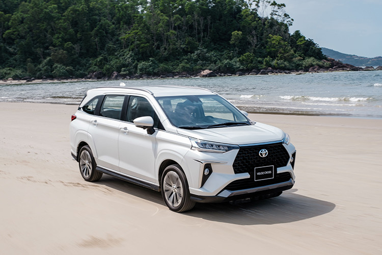 Bên cạnh đó, Veloz Cross có trang bị 3 chế độ lái: Eco, Normal &amp; Sport giúp khách hàng có thể lựa chọn linh hoạt nhằm phù hợp với mục đích sử dụng. Mức giá xe Toyota Veloz Cross 2022 hoàn toàn mới được bán chính hãng tại Việt nam từ từ 648 triệu đồng.