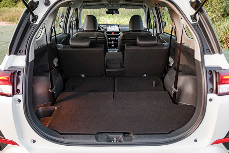 Đặc biệt, ở phiên bản cao còn có gói an toàn chủ động Toyota Safety Sense, bao gồm những tính năng như cảnh báo phương tiện phía trước, chống va chạm, hỗ trợ giữ làn đường và kiểm soát hành trình.