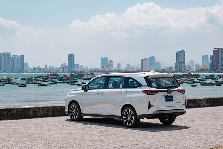 Về động cơ, Veloz Cross 2022 sử dụng động cơ 4cyl, dung tích 1.5L hút khí tự nhiên, mã 2NR-VE, cam đôi DOHC, Dual VVT-i, cho công suất tối đa 105 mã lực tại 6.000 vòng/phút và mô-men xoắn cực đại 138 Nm tại 4.200 vòng/phút. Sức mạnh được truyền xuống cầu trước (FWD), thông qua hộp số tự động biến thiên vô cấp (CVT).