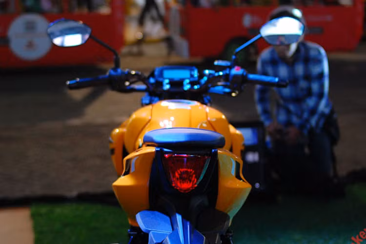 Xe vẫn sở hữu bình xăng với dung tích 11 lít, đảm bao cho người dùng yên tâm chạy xe trong những hành trình dài. Tương tự như như mẫu xe môtô thể thao cỡ nhỏ GSX-R150, phần đuôi của GSX-S150 cũng được vuốt cao và hẹp với đèn hậu đặt dọc. Trong khi đó, các đèn xi-nhan được tích hợp chung với pát biển số.