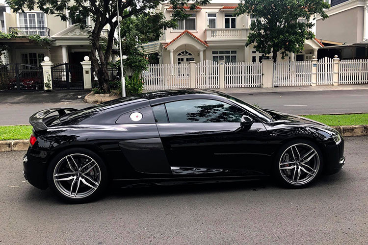Thế hệ đầu tiên của Audi R8 xuất hiện năm 2007 đã thay đổi hoàn toàn quan niệm về siêu xe, nó là siêu xe mang tính cách mạng của nhà sản xuất ôtô Đức. Lần đầu tiên, một siêu xe có khung làm bằng nhôm 100% giúp giảm giá thành nhưng vẫn đảm bảo độ cứng và nhẹ. So với những siêu xe dùng khung sợi carbon, R8 rẻ hơn rất nhiều.
