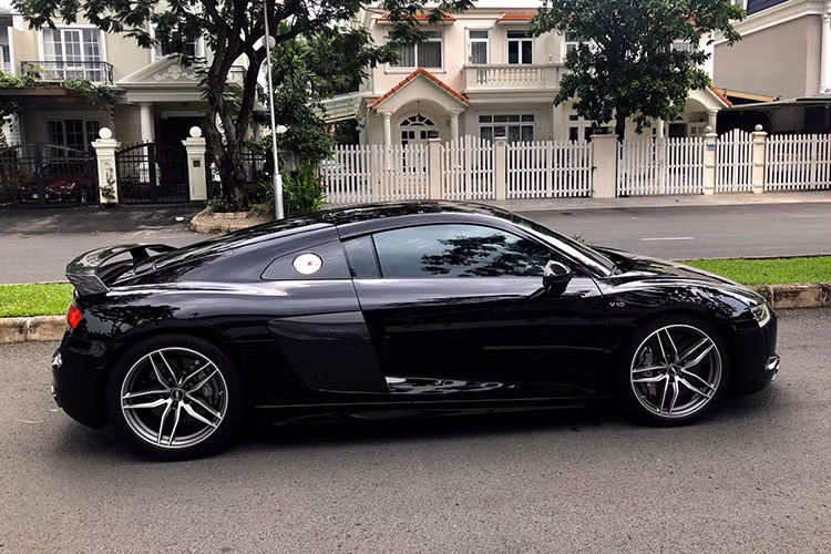 Thế hệ đầu tiên của Audi R8 xuất hiện năm 2007 đã thay đổi hoàn toàn quan niệm về siêu xe, nó là siêu xe mang tính cách mạng của nhà sản xuất ôtô Đức. Lần đầu tiên, một siêu xe có khung làm bằng nhôm 100% giúp giảm giá thành nhưng vẫn đảm bảo độ cứng và nhẹ. So với những siêu xe dùng khung sợi carbon, R8 rẻ hơn rất nhiều.