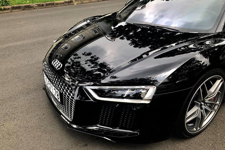 Về thiết kế, siêu xe Audi R8 V10 Plus mới được thay hệ khung gầm, nội thất mới và ngoại thất góc cạnh hơn, tản nhiệt hình lục giác, đèn pha dạng LED được làm khá sắc sảo. Nền tảng được dùng chung với Lamborghini Huracan, nhưng khung gầm vẫn giữ kiểu monocoque nhôm (kiểu kết cấu thân xe và khung xe gắn liền thành khối với nhau). 