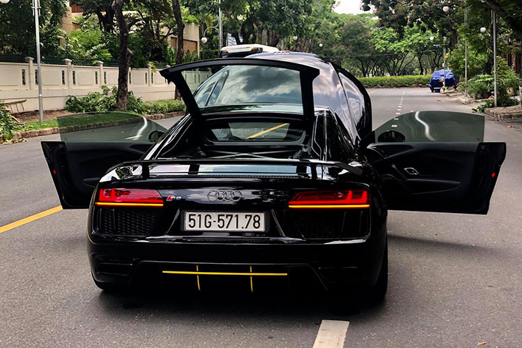 Phần đuôi xe và cụm đèn hậu LED tuân theo kiểu bố trí bằng phẳng và đặt ở vị trí trên các lưới tản nhiệt tổ ong cỡ lớn, mang đến một diện mạo cơ bắp hơn. Cản sau của Audi R8 V10 Plus được thiết kế đậm chất thể thao thông qua những cánh chia gió cỡ lớn, hệ thống ống xả kép đặt đối xứng 2 bên và sơn đen trùng màu cản. Phiên bản Plus sở hữu cánh gió cố định được sản xuất từ sợi carbon gia cường (CFRP).