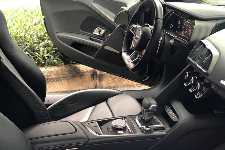 Xe có 2 chỗ ngồi và một kệ nhỏ phía sau, đủ đặt vài túi nhỏ hoặc bộ dụng cụ chơi golf. Động cơ phía sau nên khoang chứa đồ được chuyển ra phía trước. Khoang nội thất R8 V10 Plus rộng tương đương Porsche 911 Turbo và lớn hơn so với Mercedes-AMG GT hay Aston Martin Vantage.