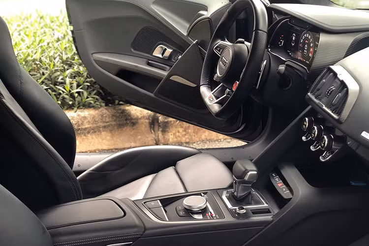 Xe có 2 chỗ ngồi và một kệ nhỏ phía sau, đủ đặt vài túi nhỏ hoặc bộ dụng cụ chơi golf. Động cơ phía sau nên khoang chứa đồ được chuyển ra phía trước. Khoang nội thất R8 V10 Plus rộng tương đương Porsche 911 Turbo và lớn hơn so với Mercedes-AMG GT hay Aston Martin Vantage.