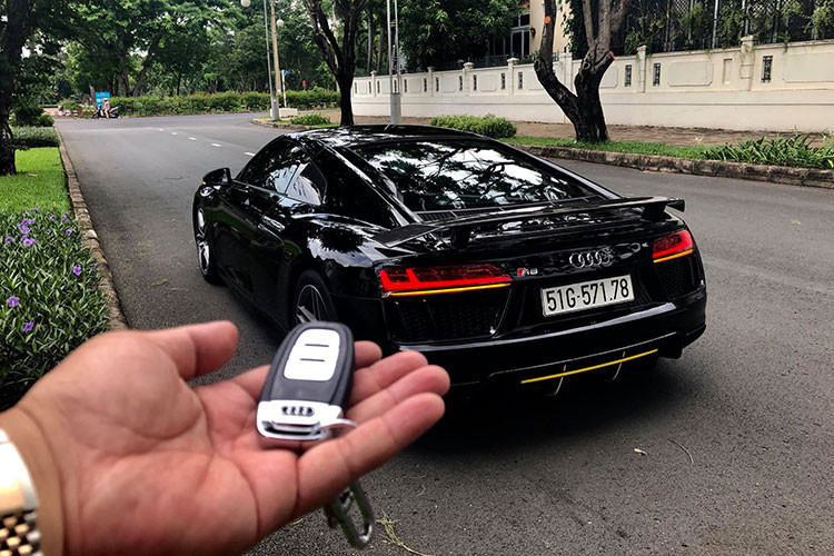 Sức mạnh được truyền xuống bốn bánh (Quattro; AWD) thông qua hộp số tự động 7 cấp S-Tronic. Xe có thời gian tăng tốc từ 0 - 100km/h trong 3,2 giây trước khi đạt tốc độ tối đa 320 km/h. Đây cũng là mẫu siêu xe mà nhiều tay chơi Việt Nam từng sử dụng, trong đó có đại gia siêu xe Cường Đô la.