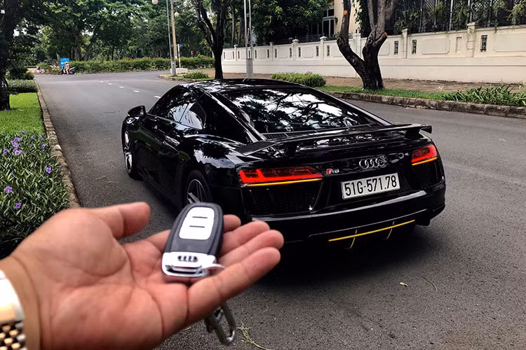 Sức mạnh được truyền xuống bốn bánh (Quattro; AWD) thông qua hộp số tự động 7 cấp S-Tronic. Xe có thời gian tăng tốc từ 0 - 100km/h trong 3,2 giây trước khi đạt tốc độ tối đa 320 km/h. Đây cũng là mẫu siêu xe mà nhiều tay chơi Việt Nam từng sử dụng, trong đó có đại gia siêu xe Cường Đô la.