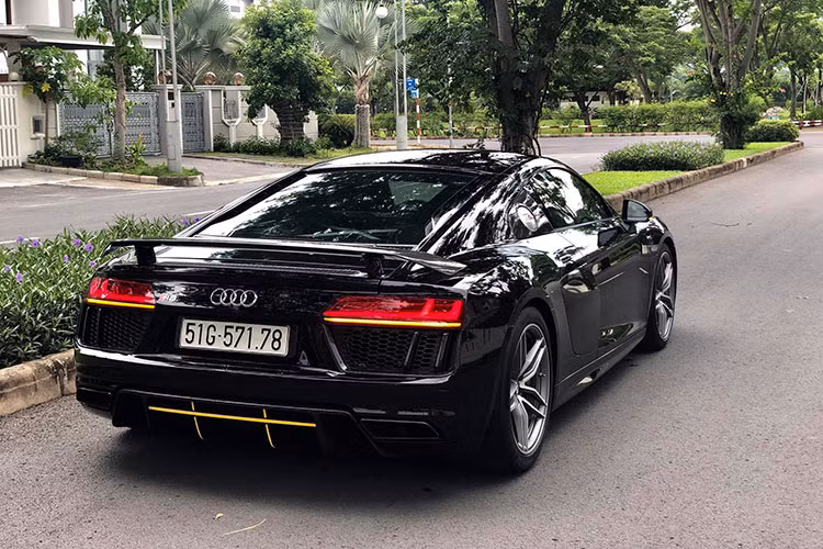 Sợi carbon được gia cố ở những điểm quan trọng để tăng độ cứng. Kết quả là bộ khung mới cứng hơn 40% nhưng giảm trọng lượng 15% so với phiên bản cũ. Xe được trang bị bộ mâm kích thước 20 inch 5 chấu kép.