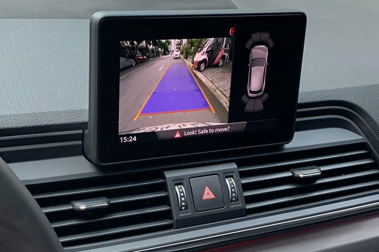 Audi R8 mới có cụm bảng đồ hồ hiển thị số và thiết kế kiểu buồng lái mô phỏng. Các núm điều khiển quan trọng nay được nhóm lại bố trí trên vô-lăng. Các núm điều khiển điều hoà không khí được giản lược và thiết kế nổi tách biệt. Ngoài các trang bị tầm nhìn về mọi hướng khá tốt, mặc dù đây là siêu xe động cơ đặt giữa. Lẫy chuyển số đặt ngay sau vô lăng giúp giảm thời gian sang số ở chế độ thể thao.