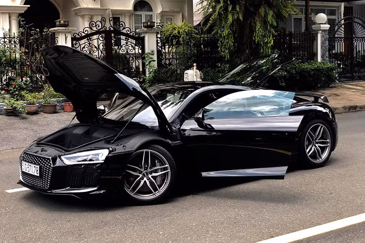 Điểm nổi bật nhất trên siêu xe này chính là khối động cơ, R8 sử dụng động cơ V10 dung tích 5.2L (5.204cc) TSI (Phun xăng trực tiếp; Fuel Stratified Injection) hút khí tự nhiên đặt giữa (mid-engine) cho công suất tối đa 610 mã lực và mô-men xoắn cực đại 560Nm.